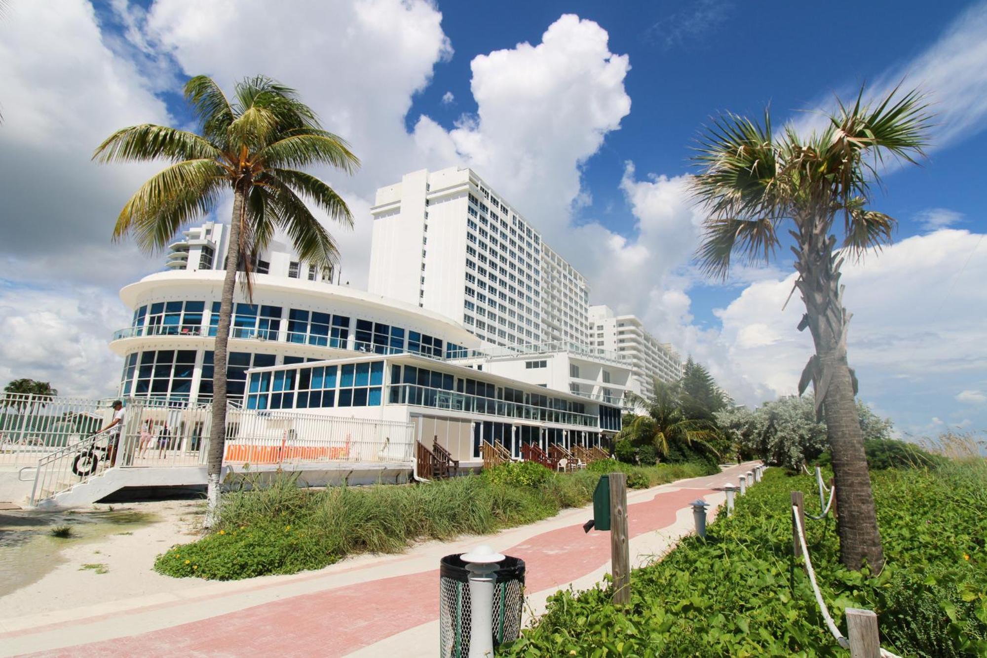 Castle Pavillon 8 Beachfront - Private Beach Access Loft With 2-Story, Pool, Tennis, Free Parking Access Miami Beach Zewnętrze zdjęcie