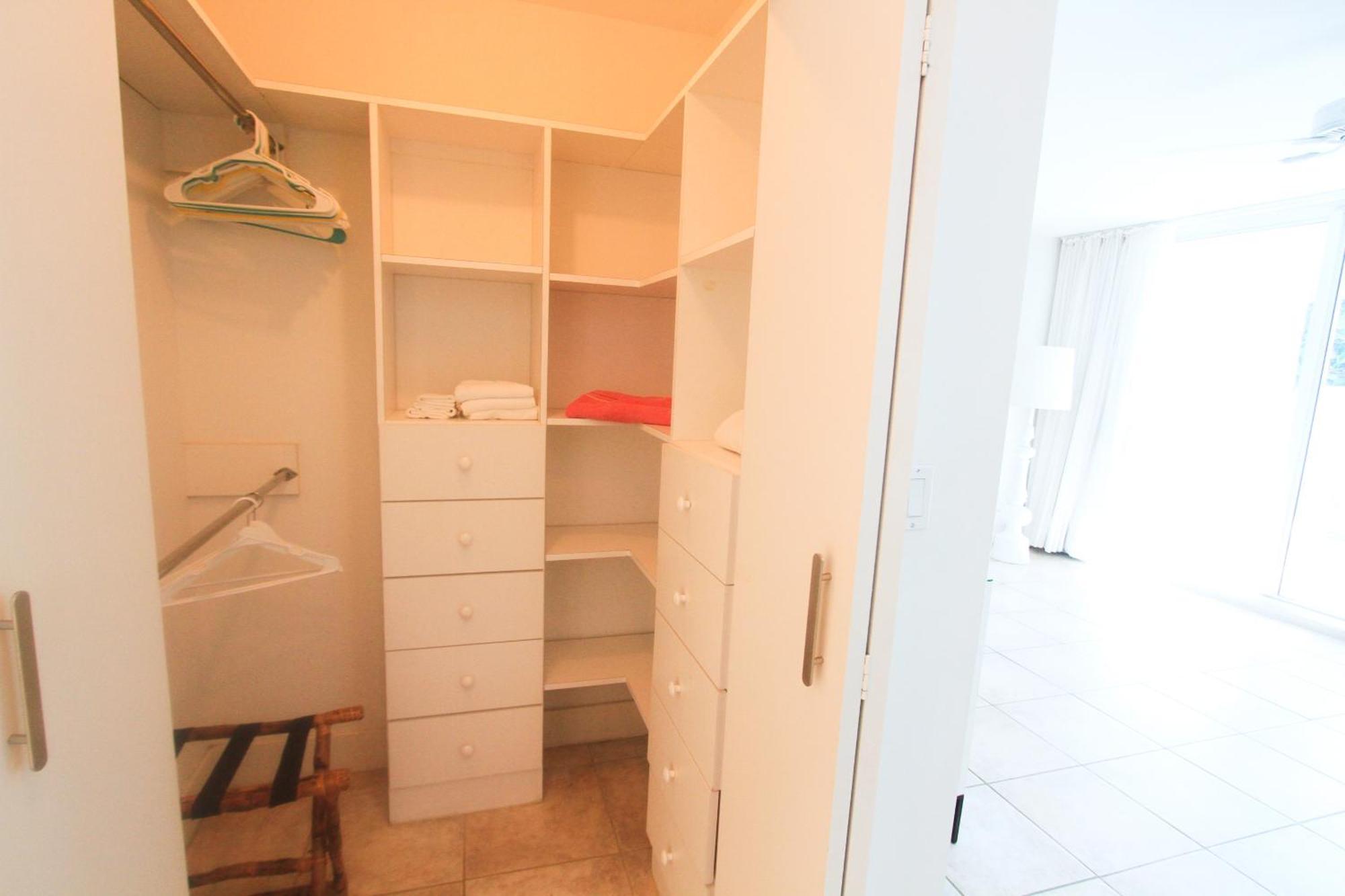 Castle Pavillon 8 Beachfront - Private Beach Access Loft With 2-Story, Pool, Tennis, Free Parking Access Miami Beach Zewnętrze zdjęcie